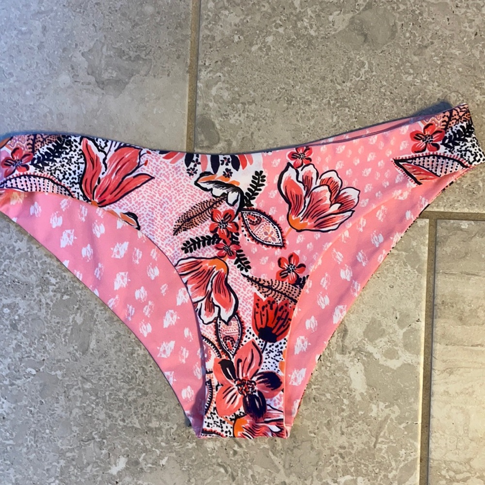 Kulani Kinis reversable bottoms super cute